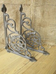 2 Cast Iron Crossed Pistol Brackets Garden Braces Shelf Brackets RUSTIC Western